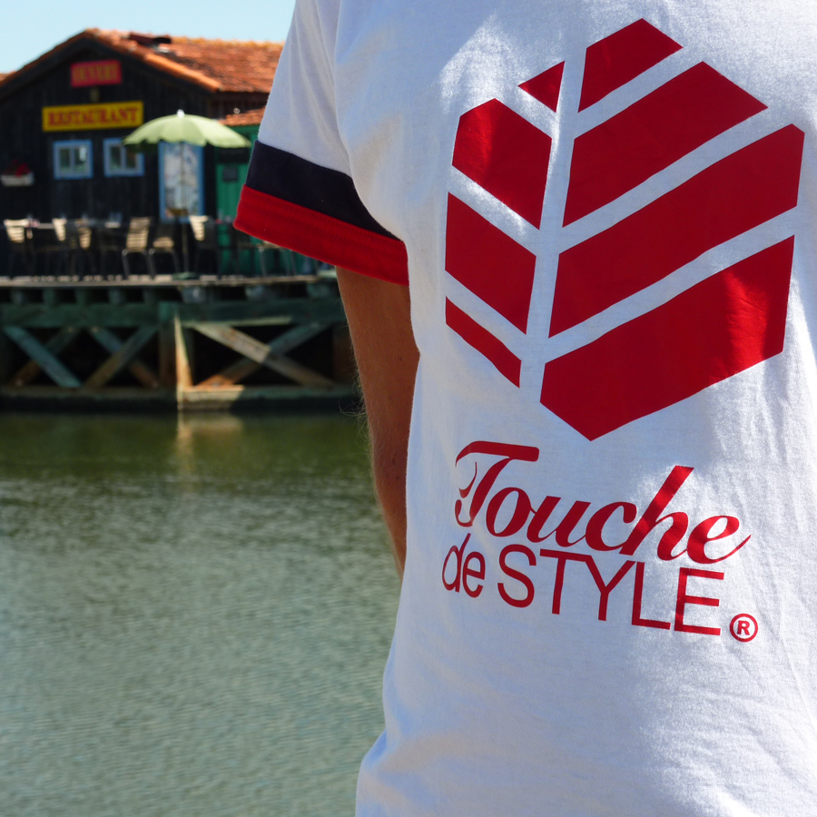 logo touche de style rouge t shirt